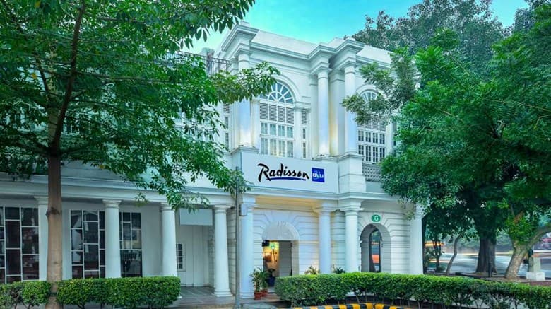 黃昏時分，Radisson Blu Marina 酒店那喬治亞風格的白色柱廊外牆，在溫暖的琥珀色街燈映照下顯得格調高雅。