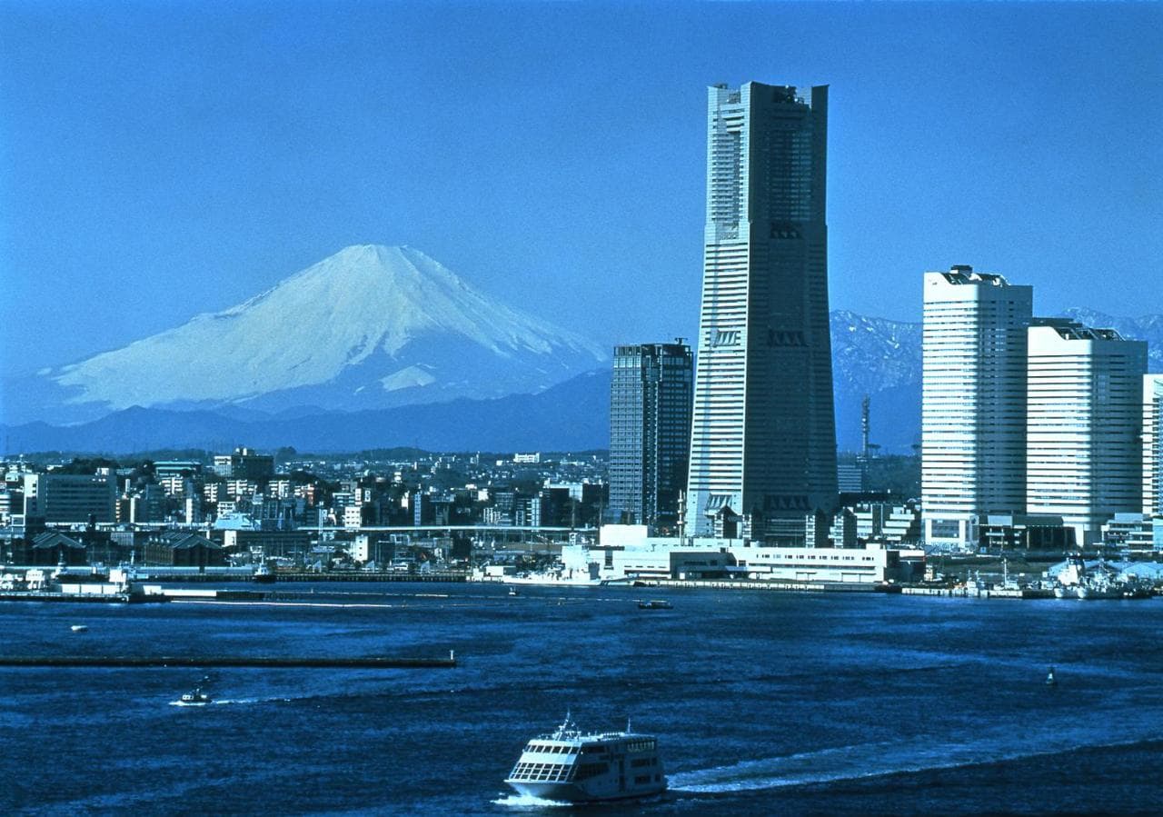 横滨皇家花园酒店高层角房俯瞰图，夜幕下的Cosmo Clock 21摩天轮和横滨湾灯火辉煌。