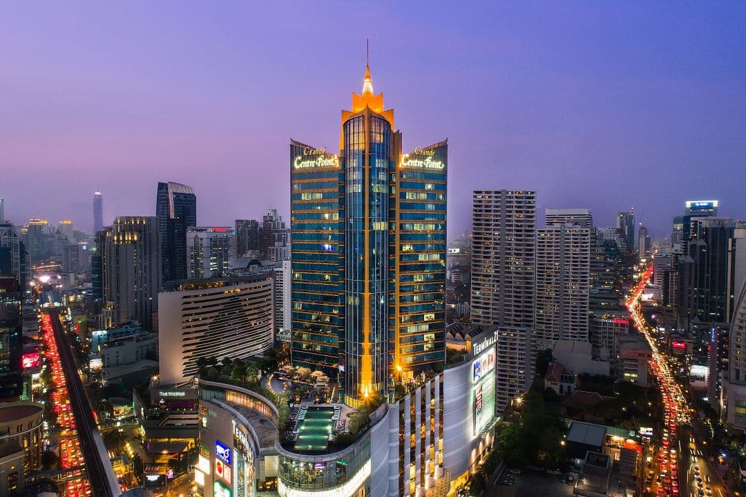 Infinity pool on the F Floor of Grande Centre Point Terminal 21 overlooking the Bangkok skyline at dusk.