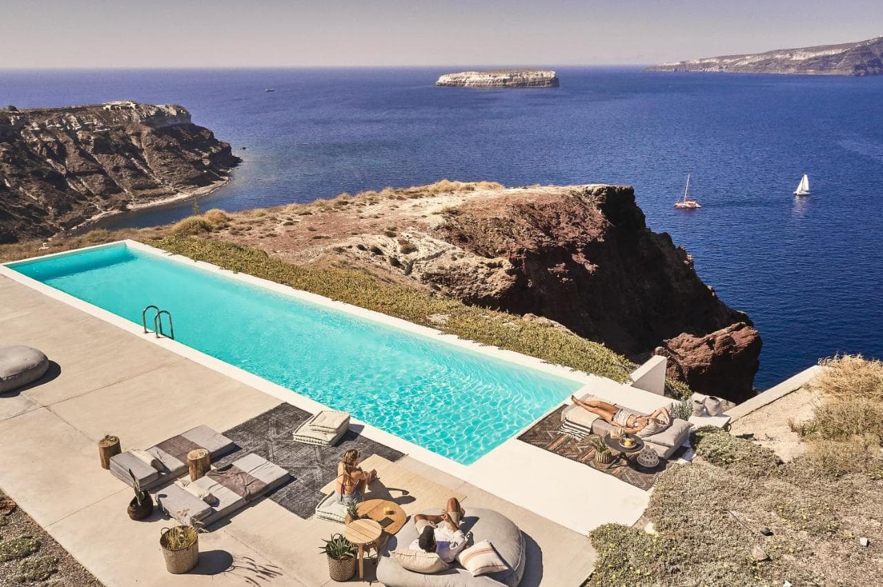 Nature Eco Residences Santorini의 인피니티 레지던스 테라스 파노라마 뷰, 일몰 시 화산 칼데라와 에게해를 내려다보는 프라이빗 자쿠지.
