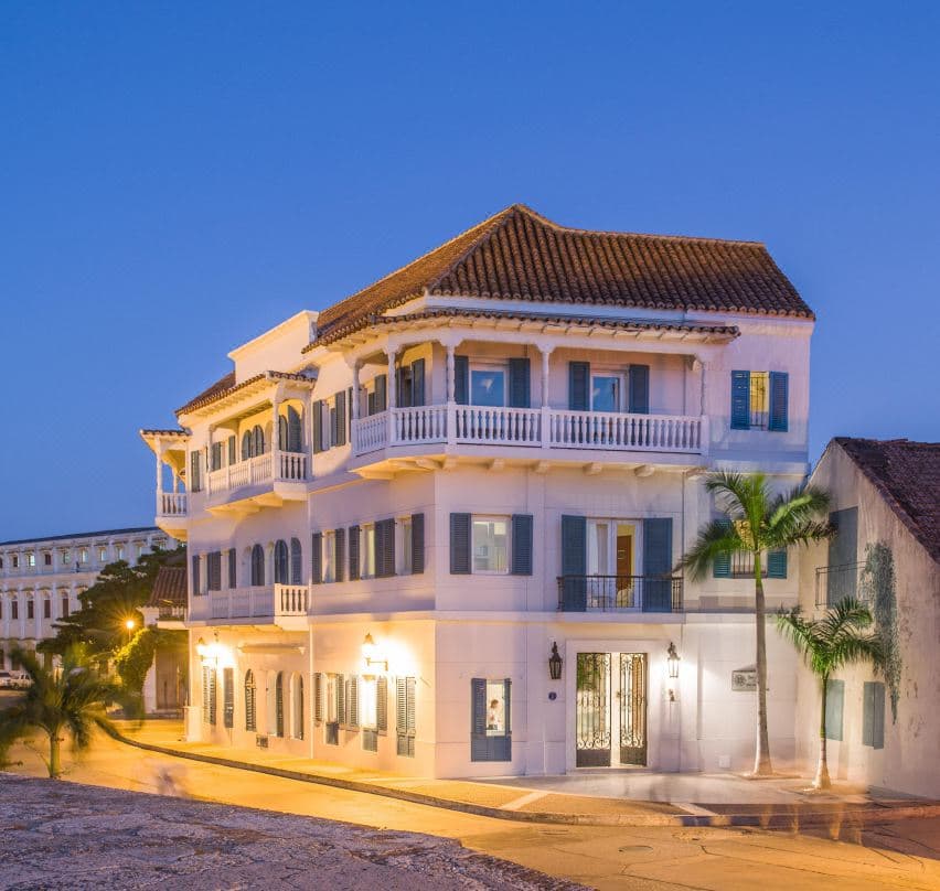 Hotel Boutique Bovedas de Santa Clara 白色共和風格外觀，木製陽台可俯瞰卡塔赫納城牆。