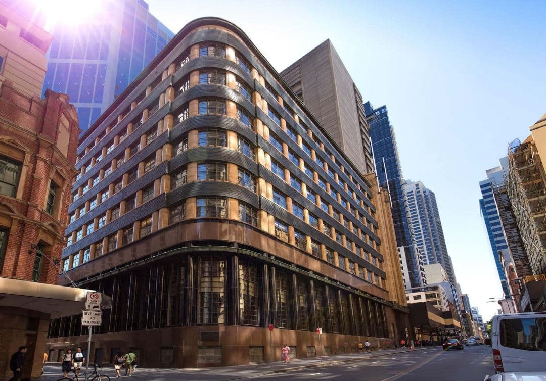 悉尼Kimpton Margot酒店大堂，巨大的紅色仿大理石柱和裝飾藝術風格的天窗。