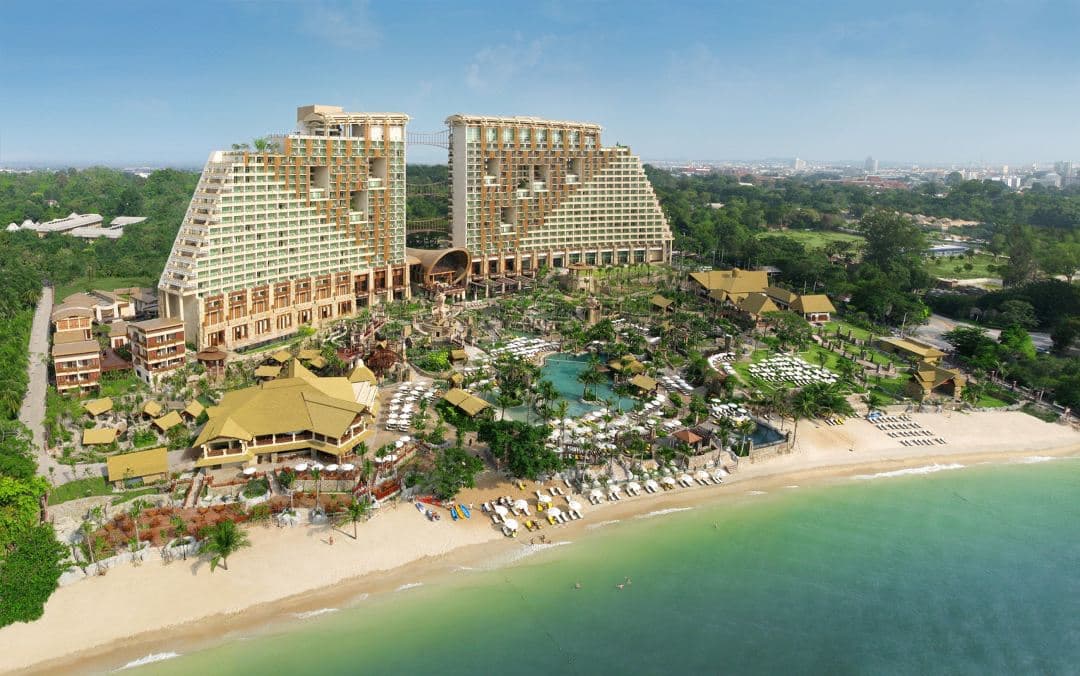 夕暮れの空を背景に、Centara Grand Mirage Pattayaの2つの高層タワーを結ぶ木製の吊り橋。