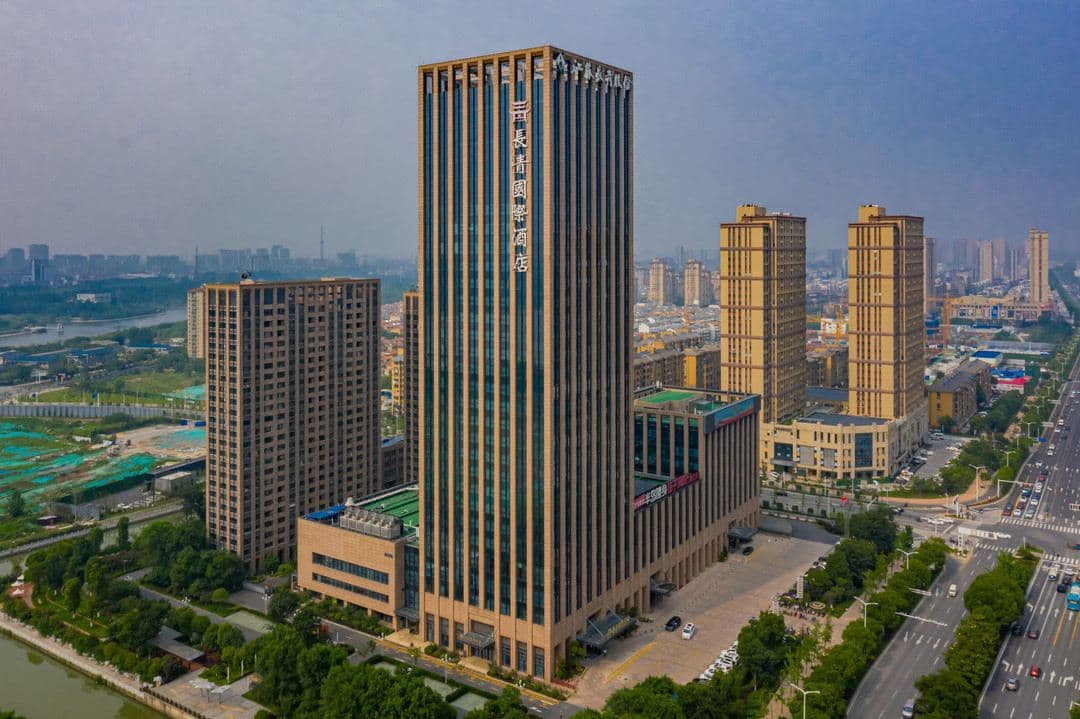 江淮春餐廳內熱氣騰騰的揚州蟹黃湯包。