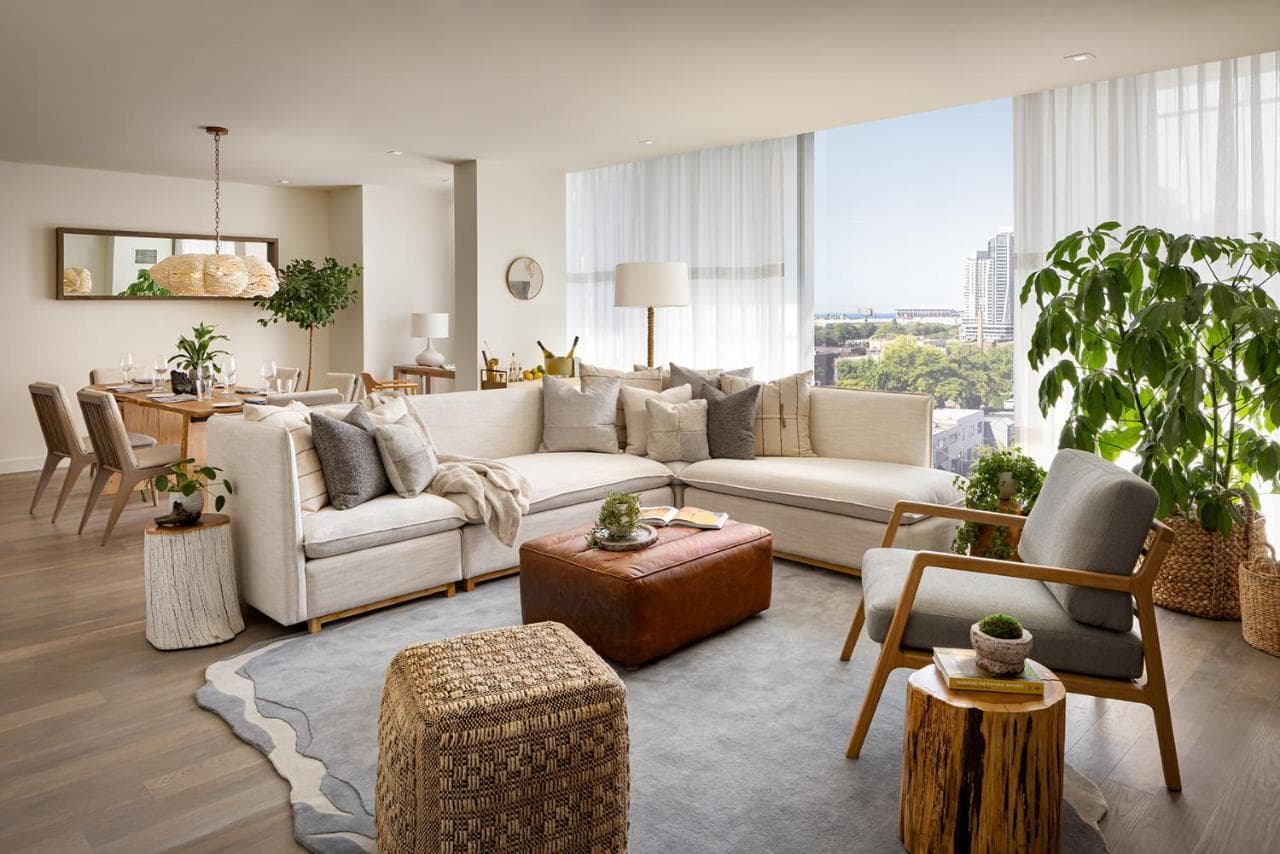 1 Hotel TorontoのHarriet's Rooftopバー。スカイラインの眺めと豪華な座席。