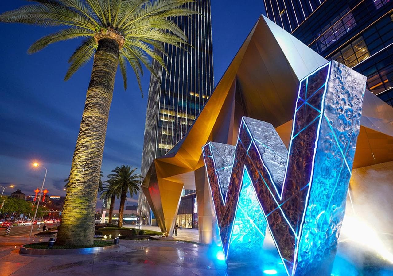 The futuristic Runway Bar at W Changsha featuring the chrome 'Pepper Man' sculpture and neon lighting.