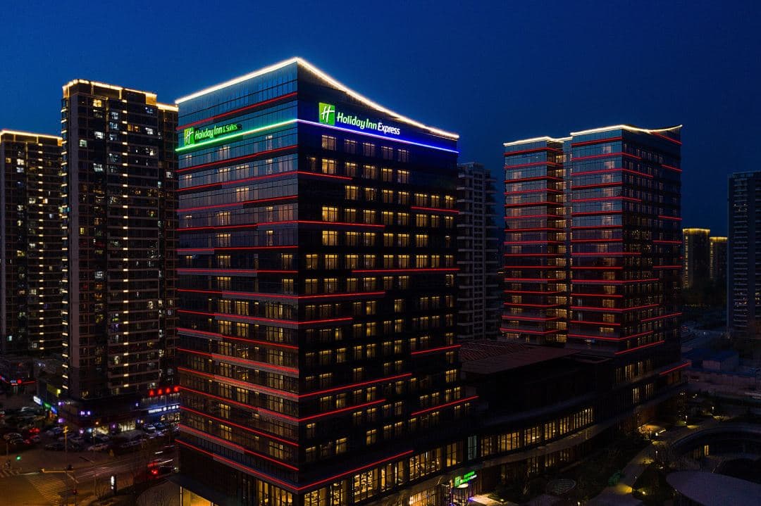 Holiday Inn And Suites Qingdao Jinshuiの外観、モダンで機能的な青島のホテル