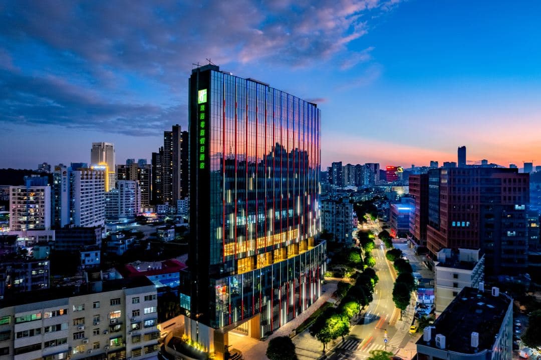 Modern guest room at Holiday Inn Zhuhai City Center near Gongbei Port and Macau border.