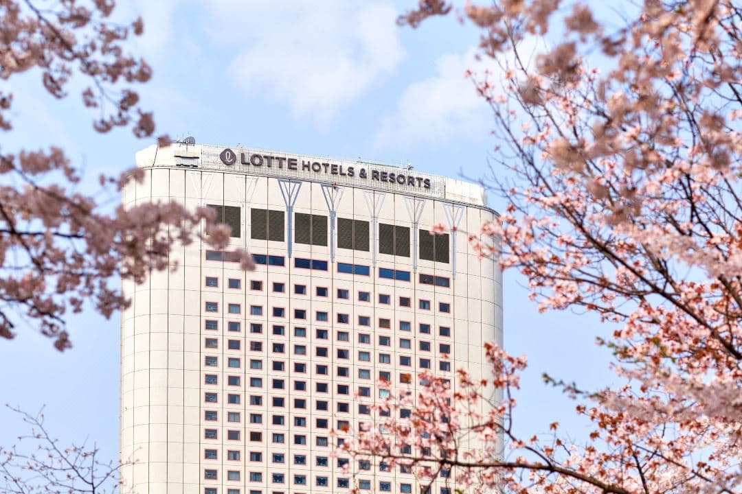 客室から望む石村湖と夕暮れ時のロッテワールド・マジックアイランドの城の眺め