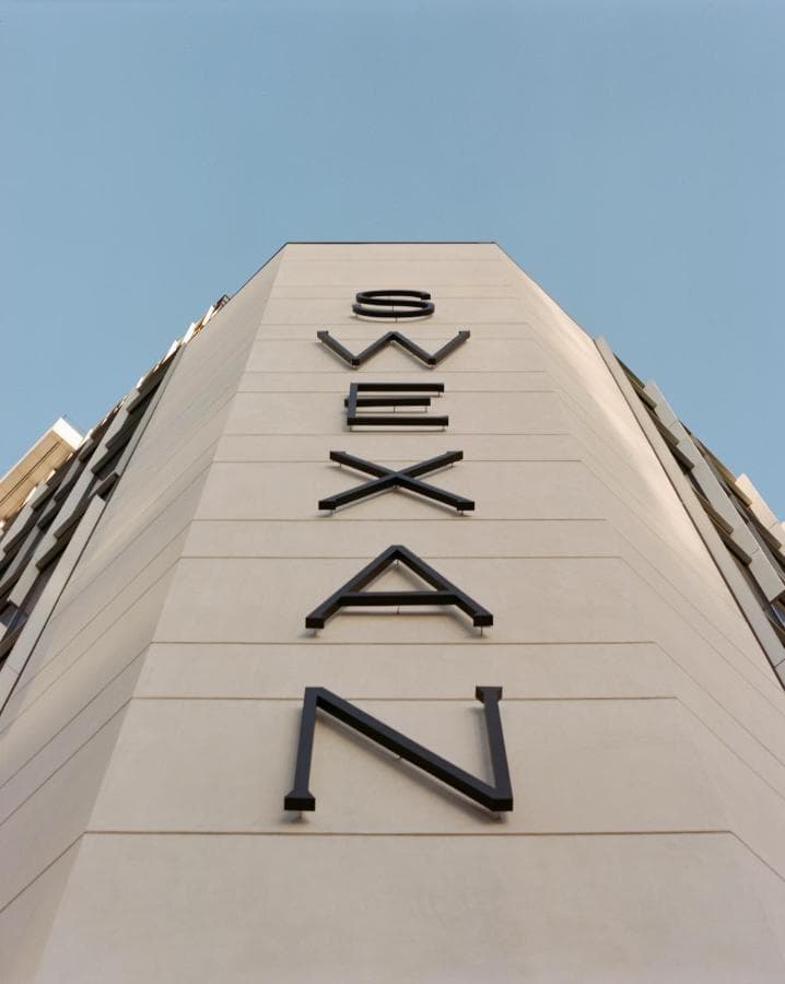 Hôtel Swexan 屋顶无边泳池，配有摩洛哥风格的躺椅，俯瞰达拉斯天际线