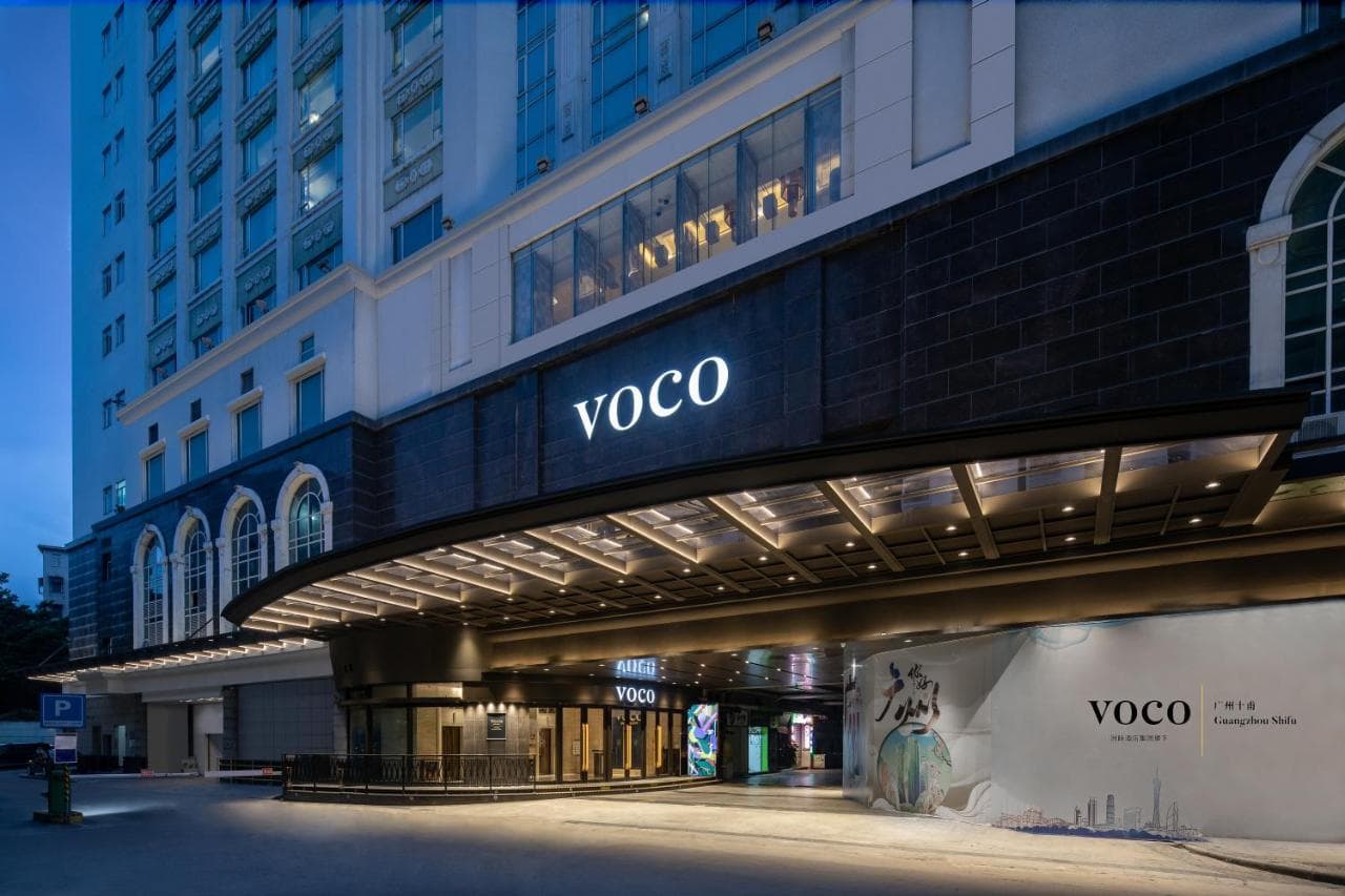 voco廣州十甫酒店的屋頂露天泳池，俯瞰傳統的西關灰瓦屋頂。