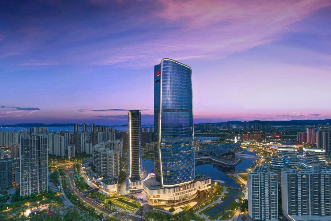Exterior and modern entrance of Zhuhai Marriott Hotel Jinwan in Guangdong, China.
