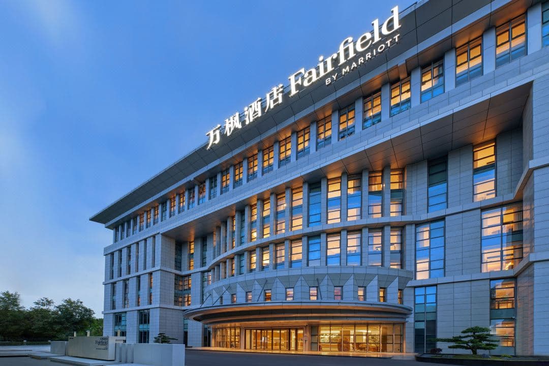 Modern guest room at Fairfield by Marriott Guangzhou Konggang, featuring comfortable beds and large windows.