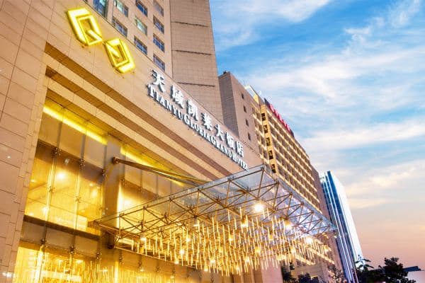鮮やかなコバルトブルーのタイルと高い天井が特徴的な西安天域凱莱大飯店の屋内温水プール。