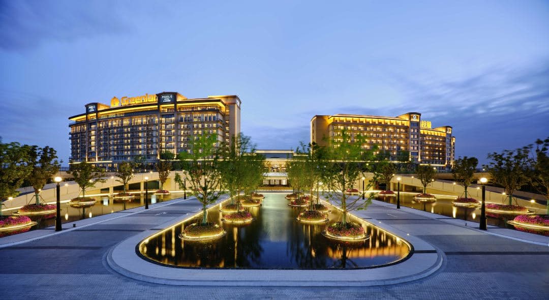 Elegant exterior and modern lobby of Primus Hotel Shanghai Sanjiagang near PVG airport.