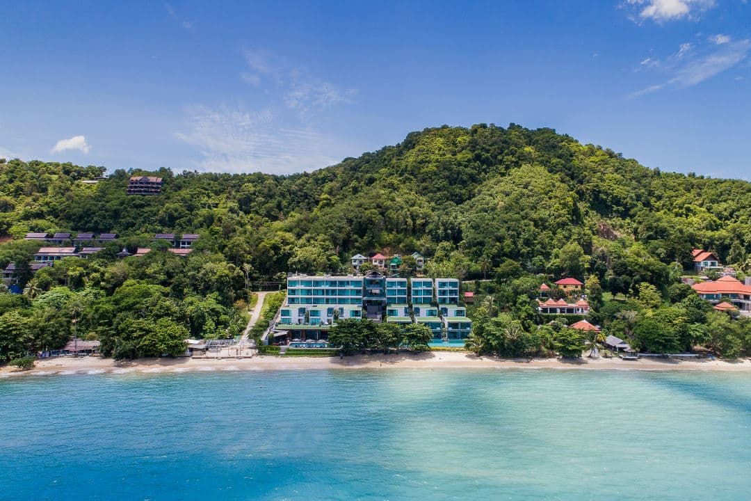 My Beach Resort Phuketのプライベートプール付き客室。夕暮れ時の静かなパンワ湾を望む。