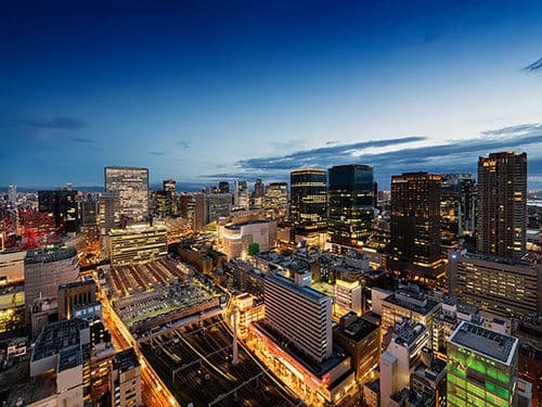 從大阪阪急國際酒店客房俯瞰淀川與梅田天際線的黃昏景色。