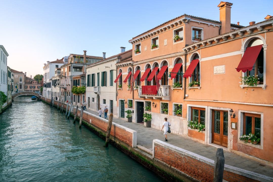 Guests enjoying Mattia Pastori cocktails in the private garden of Excess Venice Boutique Hotel.