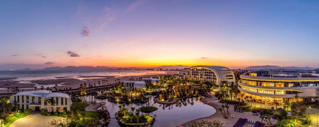 Balcony view at Fuzhou Seaview Fliport Resort showing the wave-shaped architecture and airplanes landing over the sea.