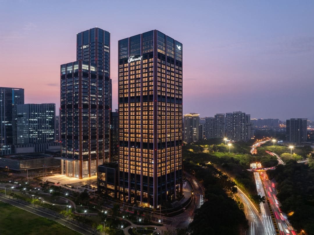 샤먼 페어몬트 호텔의 세련된 외관과 고급스러운 객실 분위기