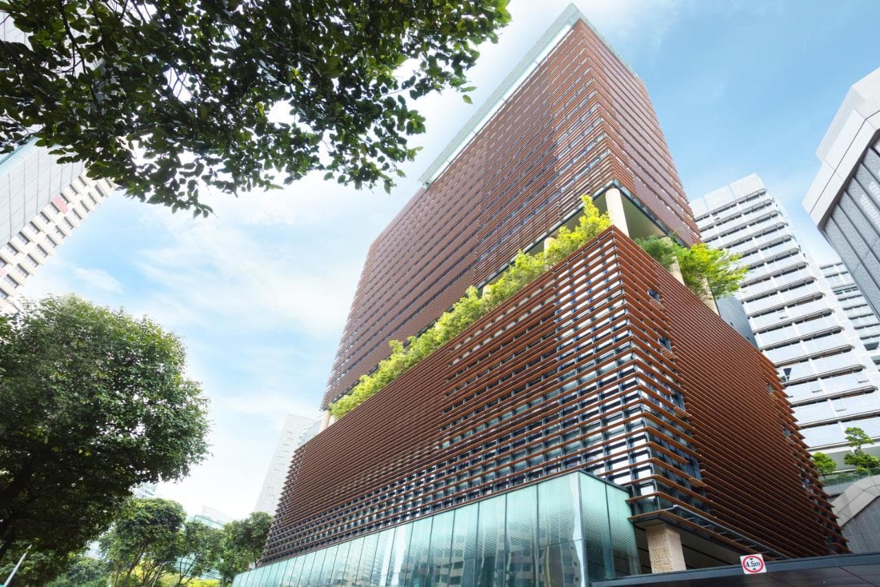 COMO Metropolitan Singaporeのルーフトップインフィニティプール。ガラス張りの底から街並みを見下ろす。