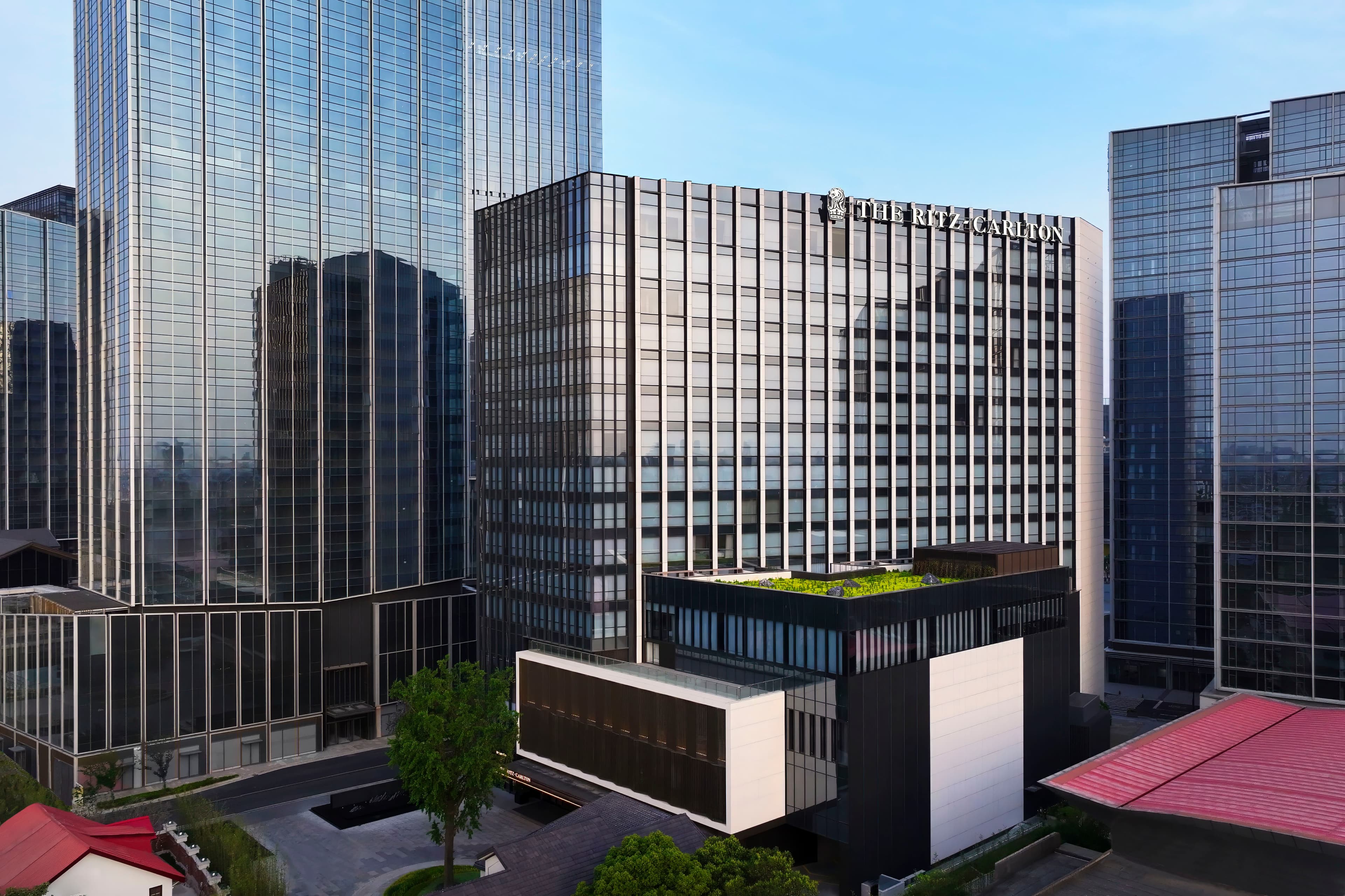 蘇州の現代的な街並みに映えるTHE RITZ-CARLTON SUZHOUの上質な外観と洗練された内装