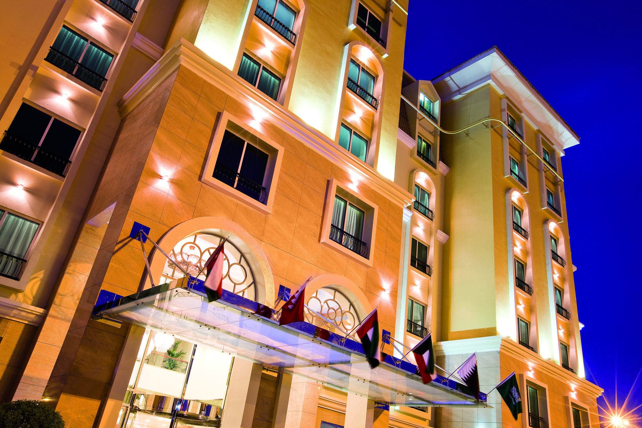 Avani Deira Dubai Hotelの屋上プールデッキ、昼間のディラの街並みの眺め。