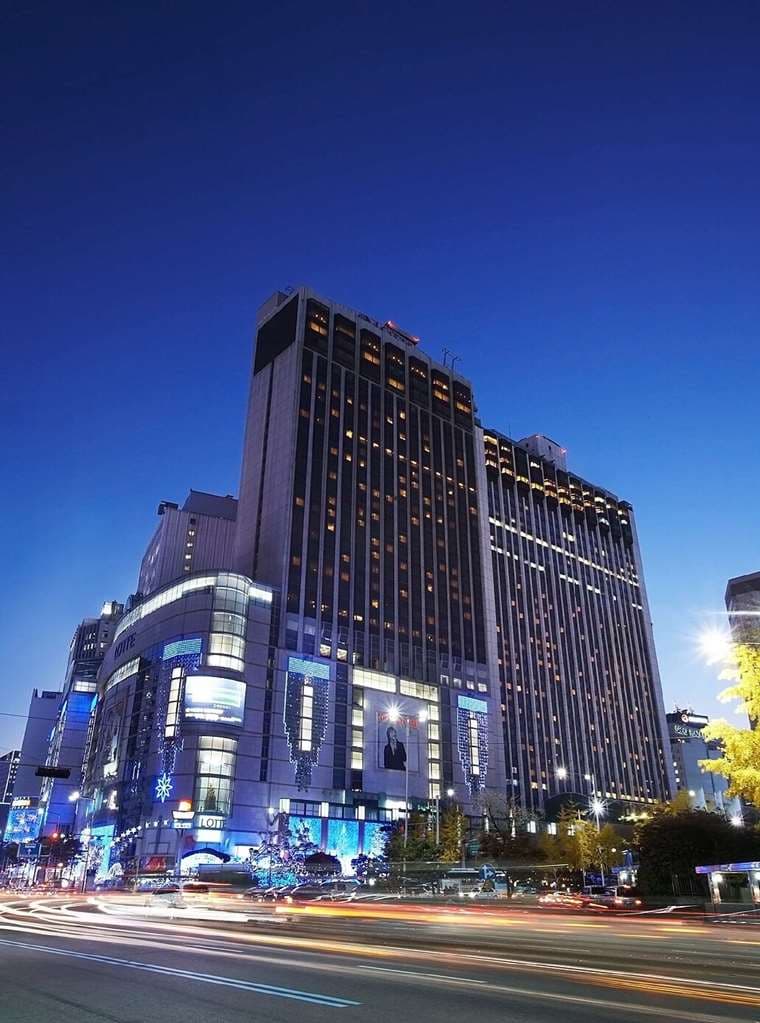 ロッテホテルソウルの雪花秀スパで、伝統的な韓国のハーブスキンケア製品に囲まれながら、翡翠のマッサージツールを使ってフェイシャルマッサージを受けるゲスト。