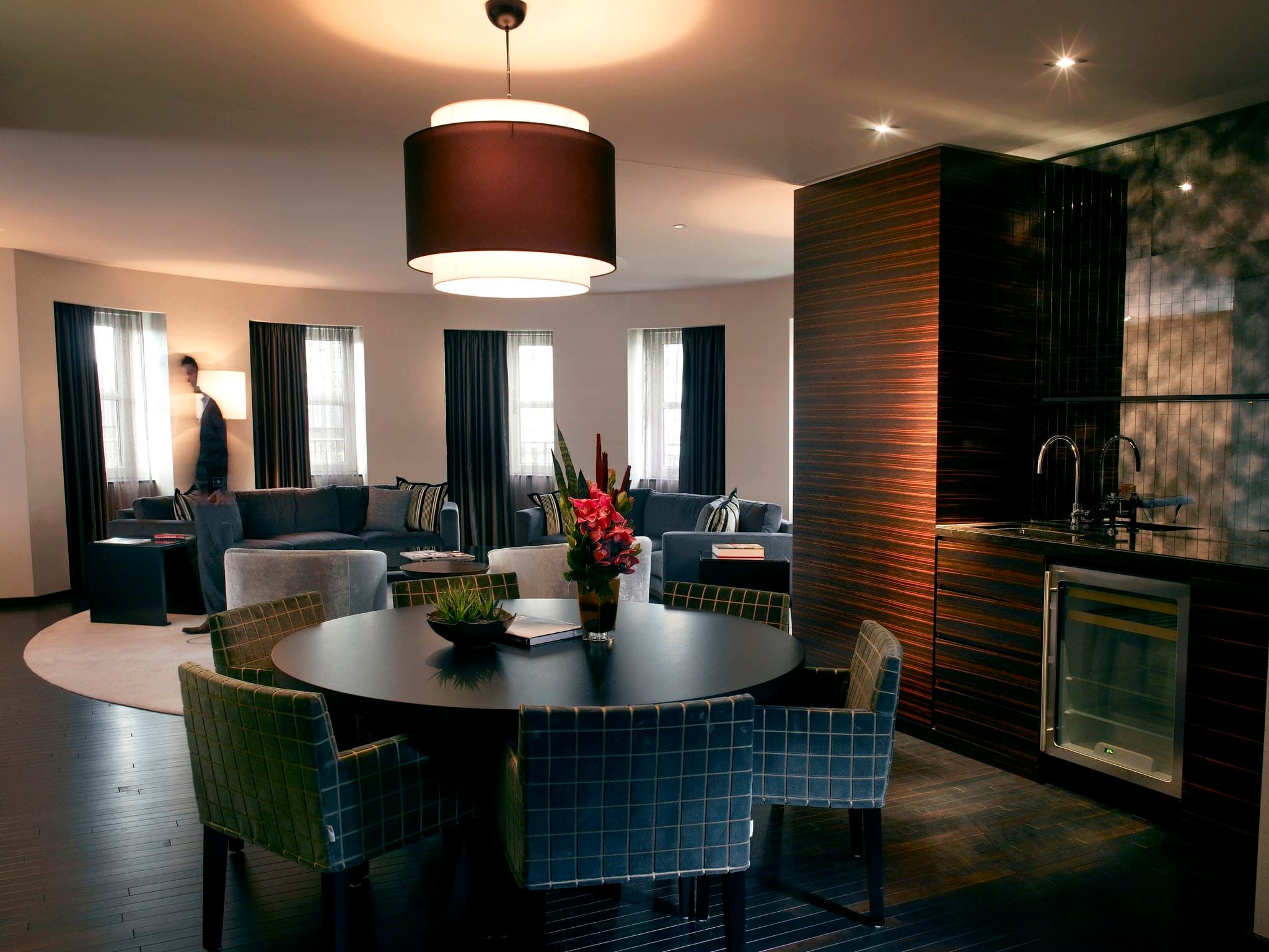 The Hazelton Hotelの「ONE Restaurant」の並木道にあるパティオ。ヨークビルで高級料理を楽しむ人々。