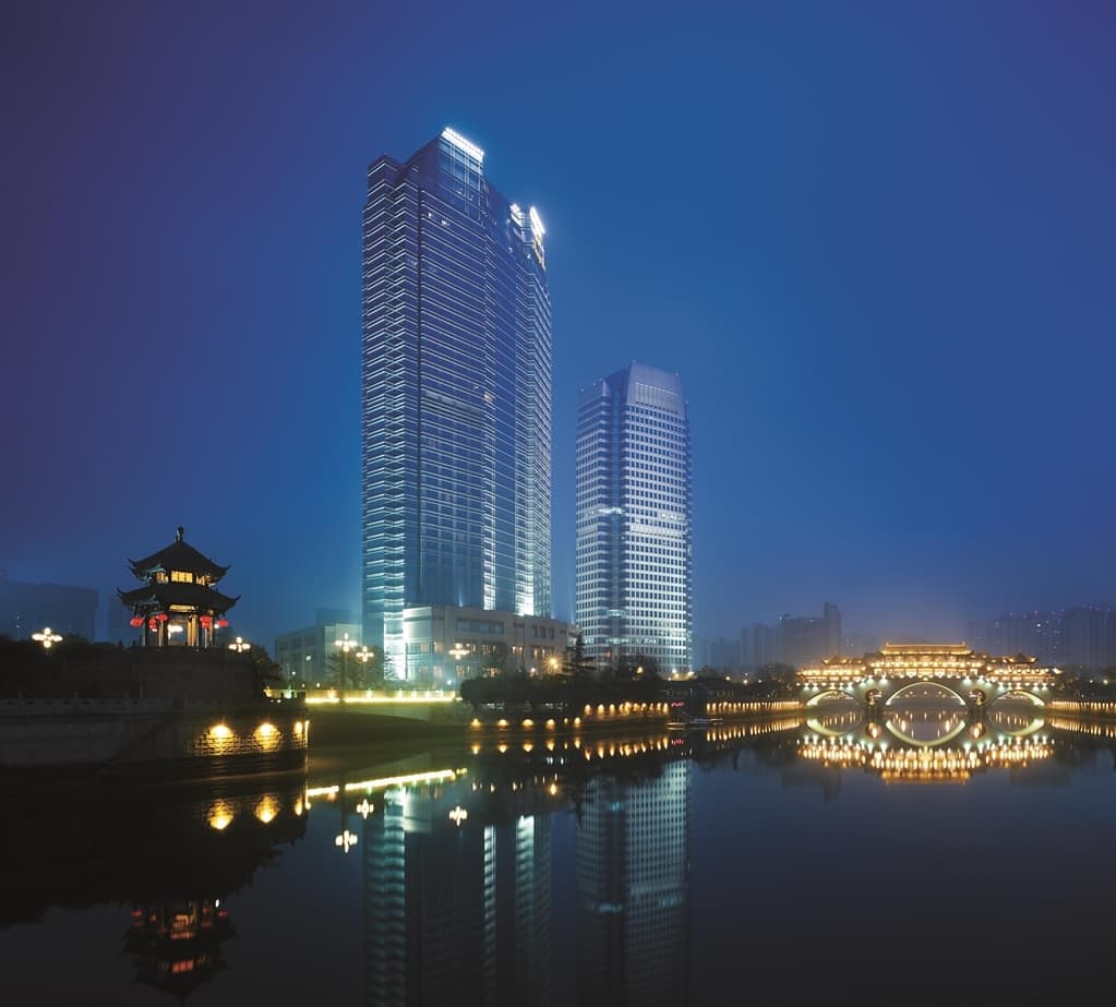 成都香格里拉大酒店客房视角，俯瞰锦江及夜色中灯火辉煌的安顺廊桥。