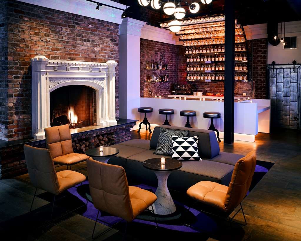 Hotel Zeppelin 飯店的 The Den 遊戲室，設有籃球牆和不拘一格的深色調座椅。