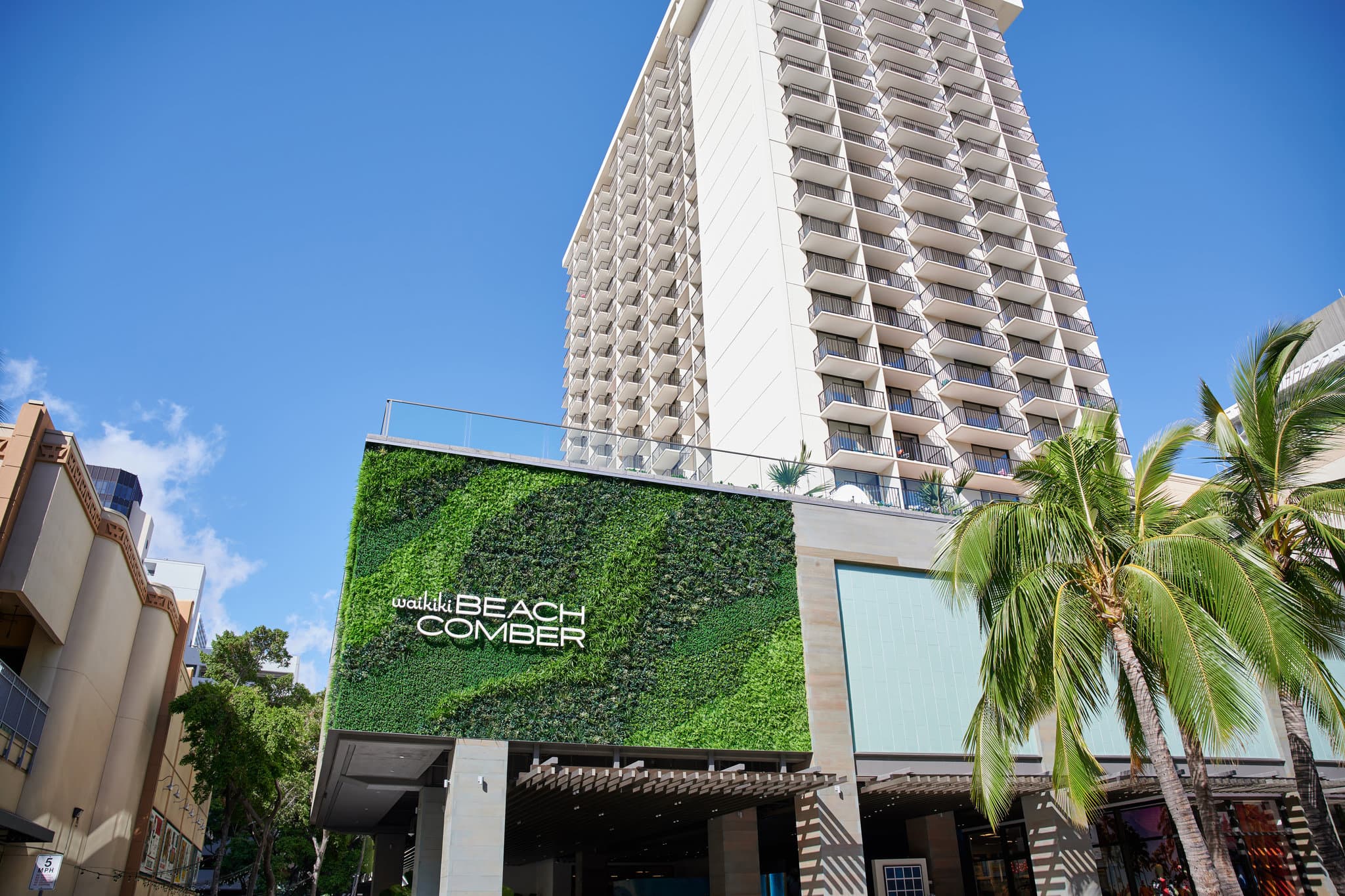 Zak Noyle의 푸른 파도 벽화가 특징인 OUTRIGGER Waikiki Beachcomber의 드라마틱한 에스컬레이터 입구.