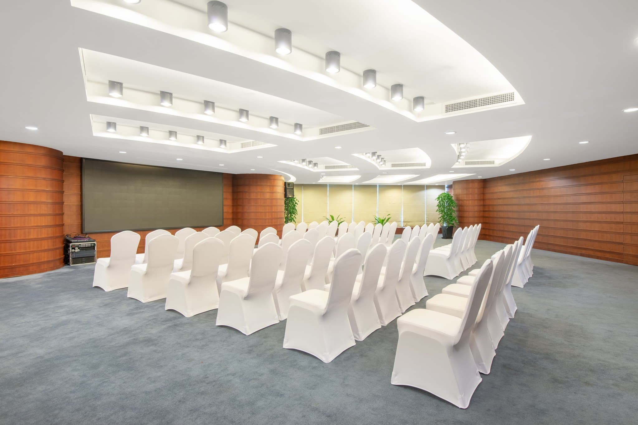 Exterior and lobby of Crowne Plaza Zhuhai City Center, a modern 5-star hotel near Gongbei Port.