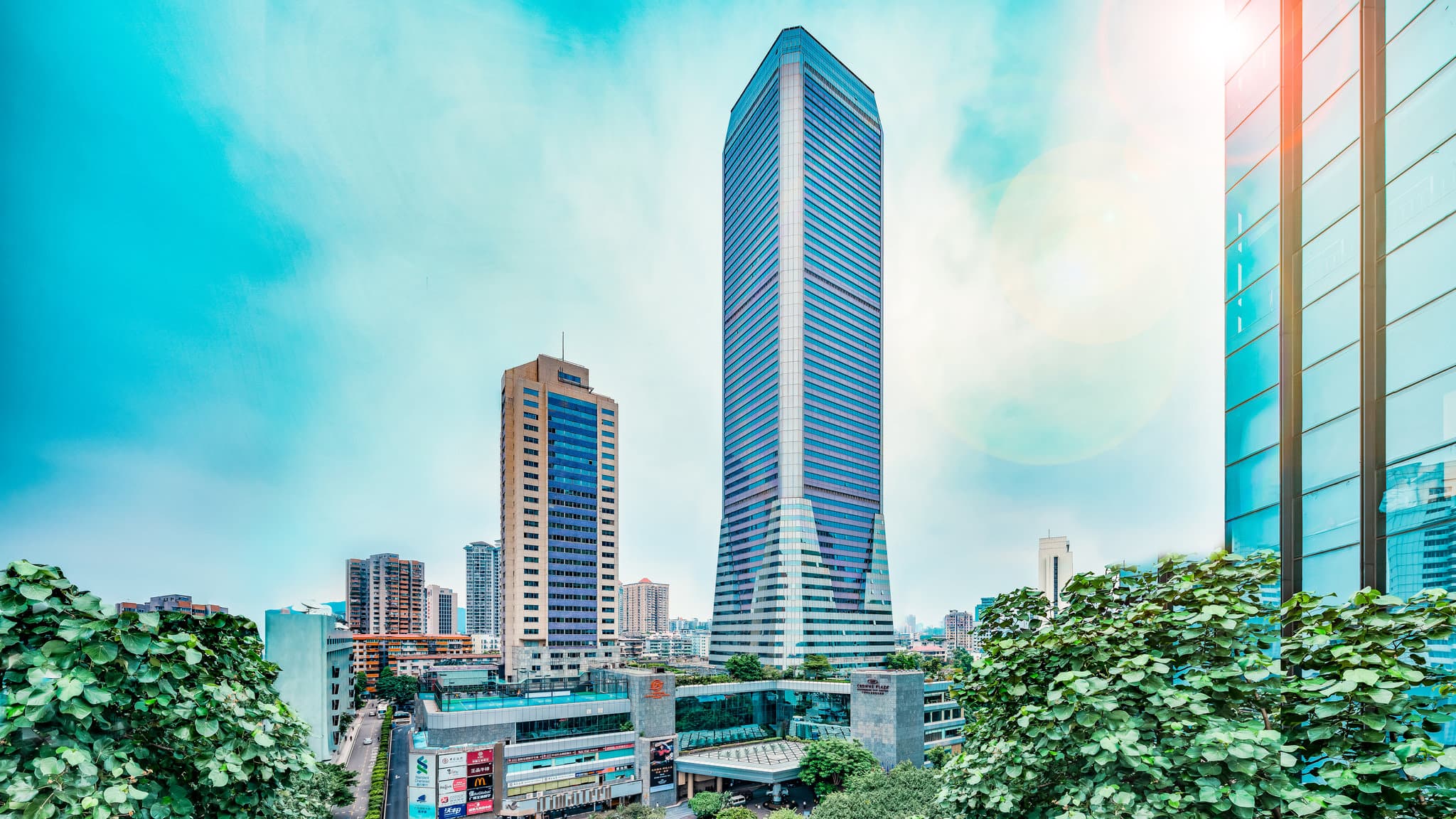 矗立在廣州環市路商業區的地標性建築——63層的廣東國際大廈。