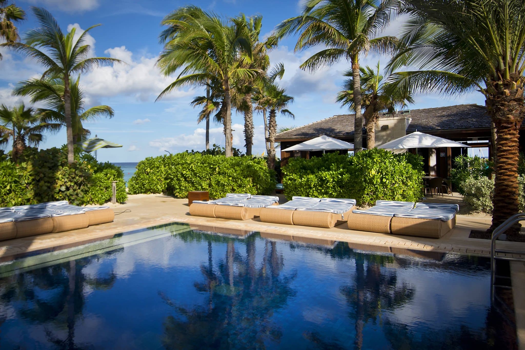 A sleek, open-air lobby at The Cove at Atlantis with view of the ocean, featuring modern pillars and warm lighting.