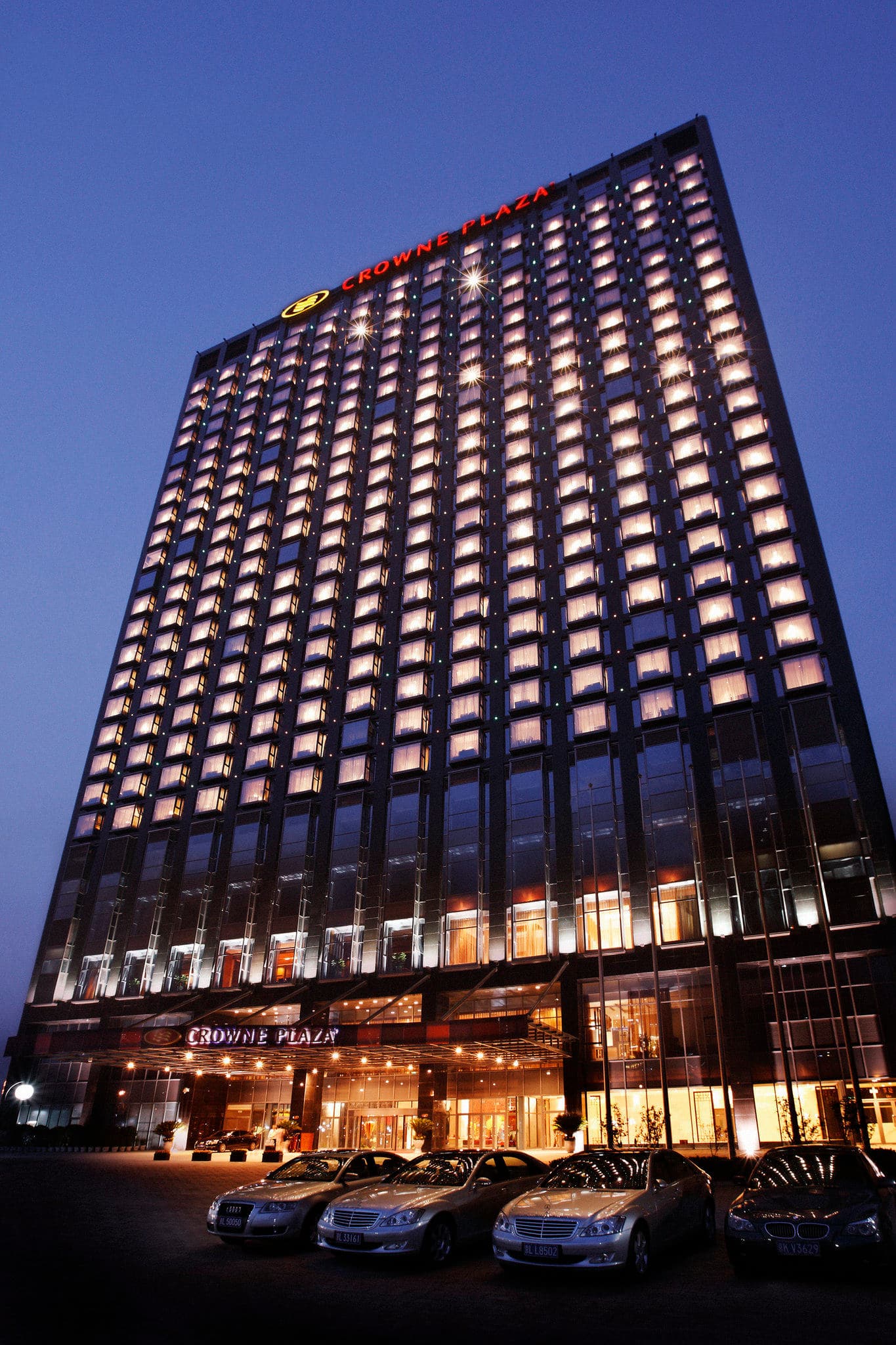 Exterior view of Crowne Plaza Sun Palace Beijing with modern architecture.
