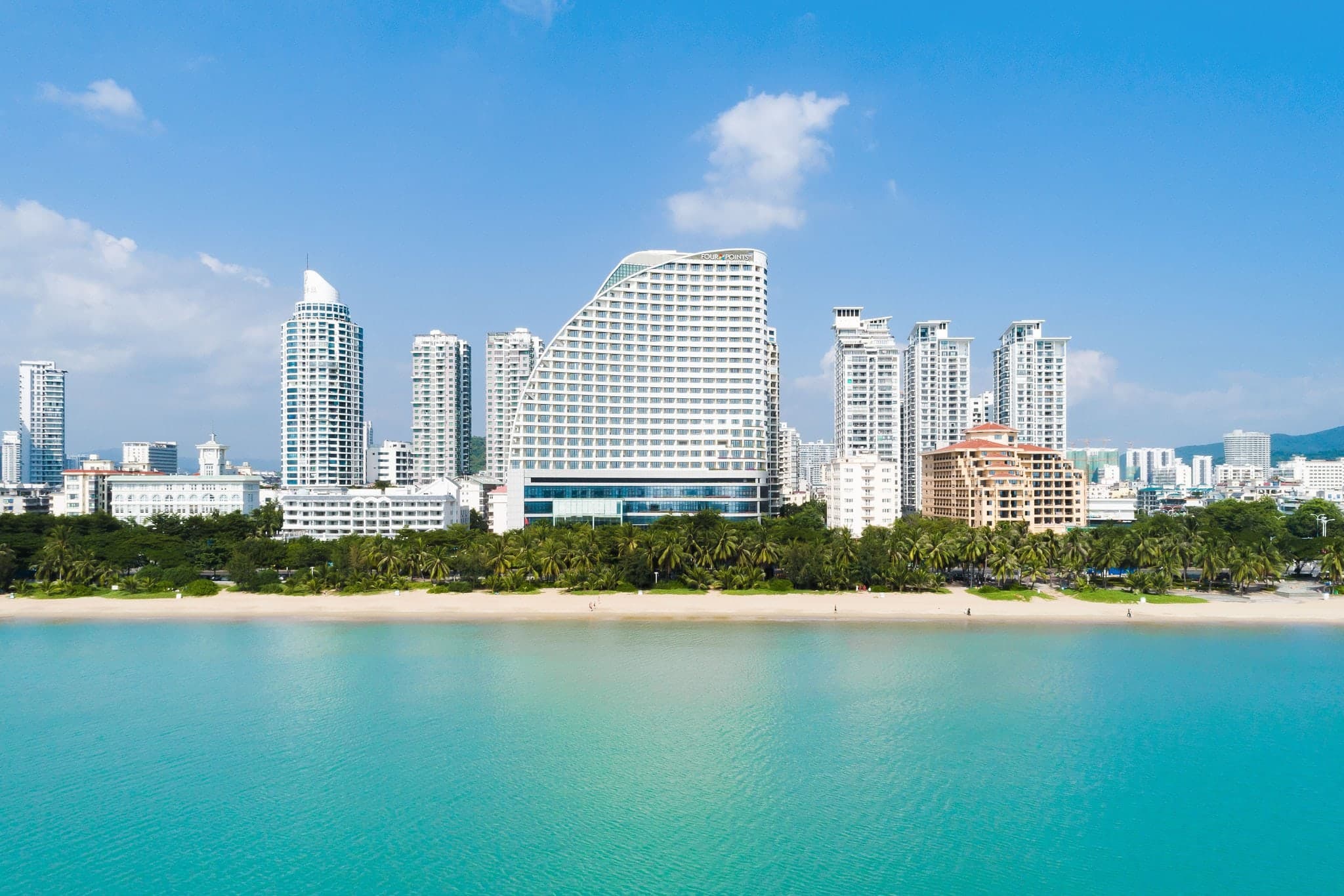 三亜にあるFour Points Hainan Sanyaの外観、展示会参加者向けの便利なホテル