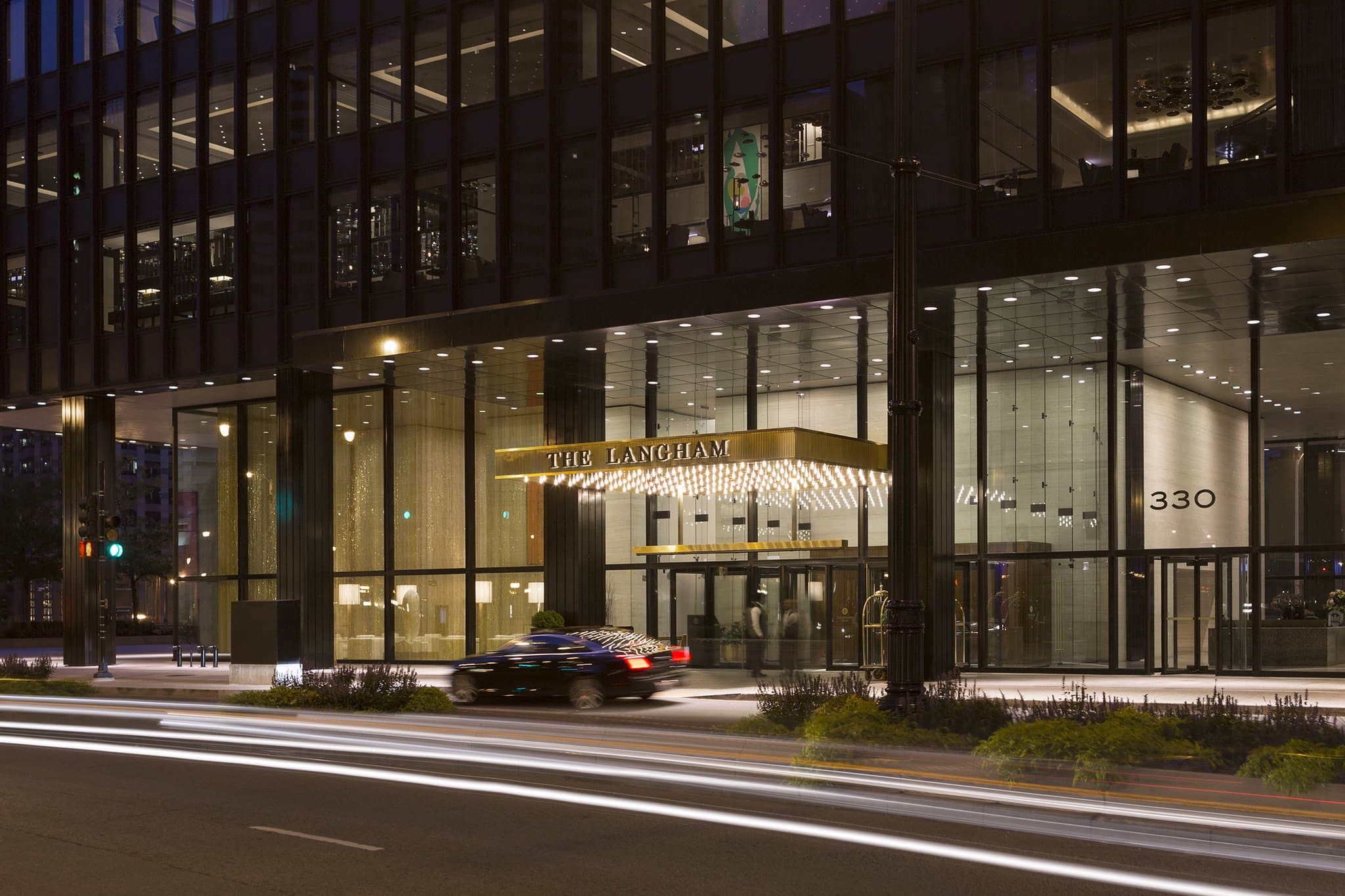 The Langham Chicago lobby featuring the Lasvit glass pebble sculpture suspended above Mies van der Rohe furniture.