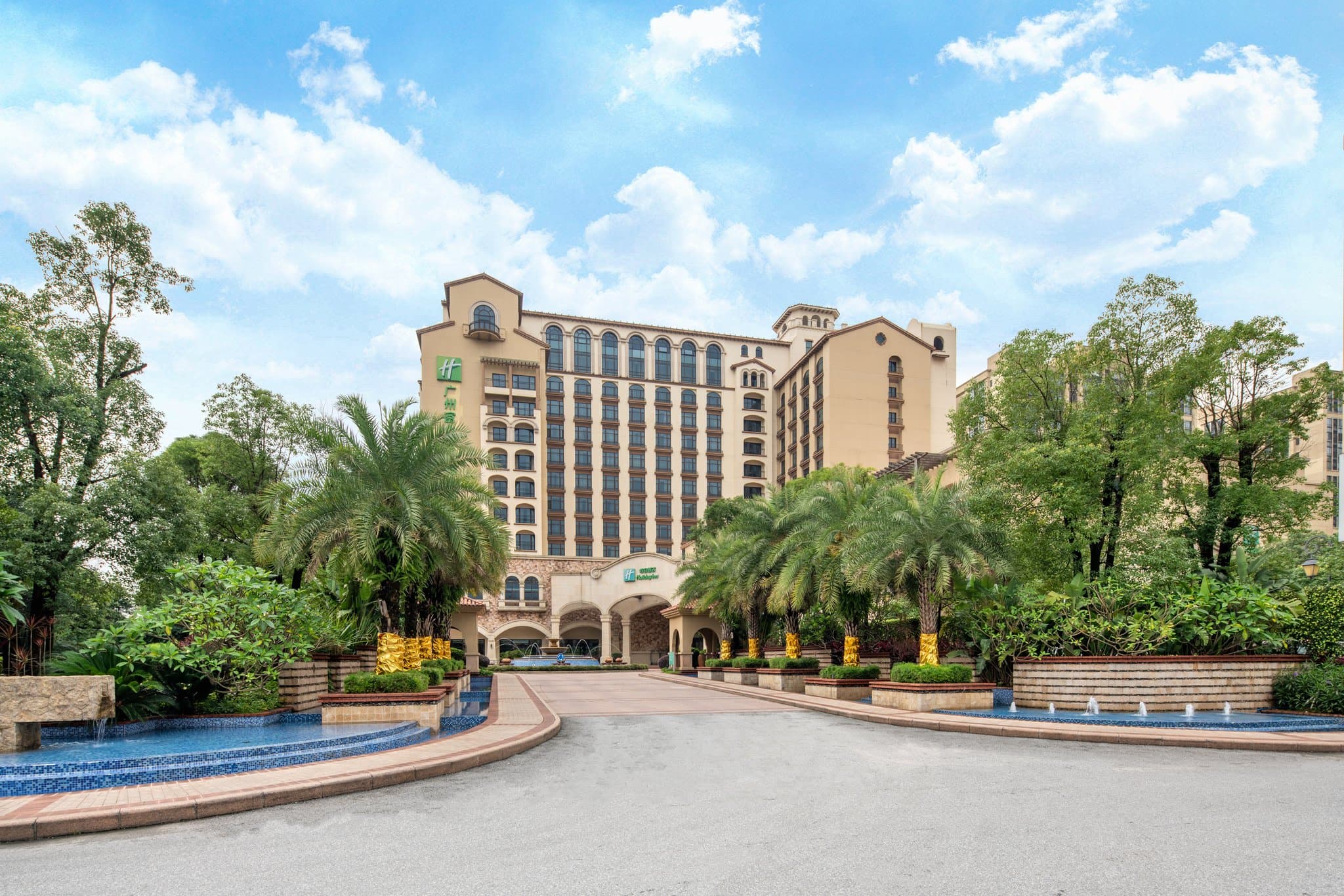 Holiday Inn Airport Guangzhouの外観、清潔感のある現代的な空港エリアのホテル