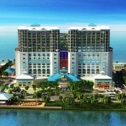 好萊塢海灘瑪格麗塔維爾度假村大廳內的巨型藍色人字拖雕塑。