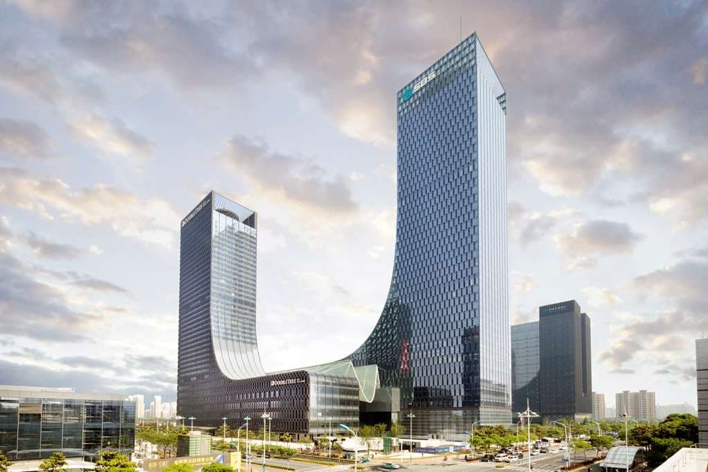 蘇州希爾頓酒店獨特的L型建築外觀夜景。