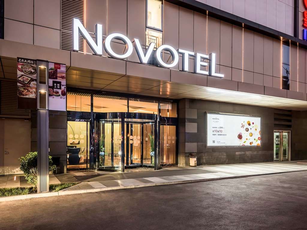 Sleek 8th-floor Sky Lobby at Novotel Xi'an SCPG with modern seating and floor-to-ceiling windows.