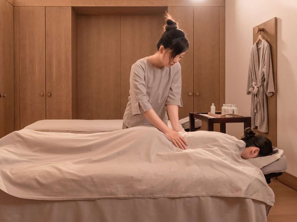 蘇州SANGHA Retreatの水面に浮かぶ白いキューブ型の礼拝堂と、そのミニマルなコンクリート建築の反映。