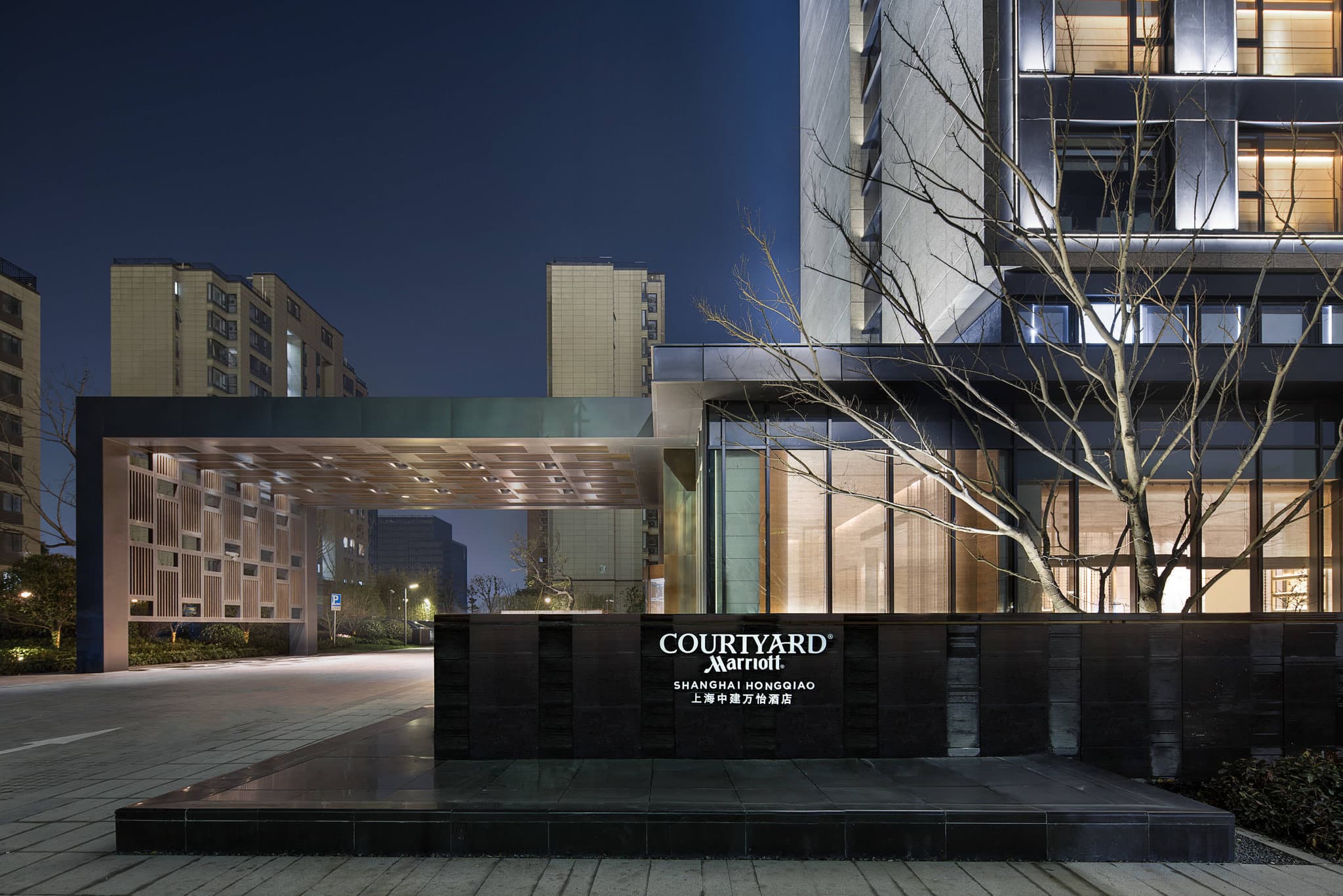 上海のCourtyard Hotel Hongqiao外観、清潔感のあるモダンなビジネスホテル