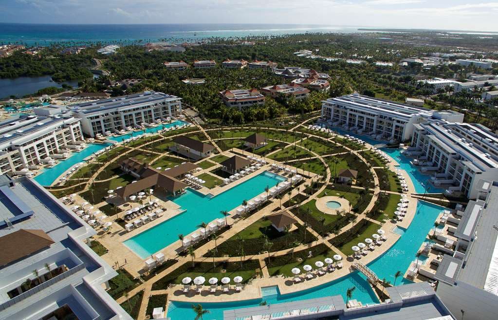 Paradisus Grand Cana 的空拍圖,顯示蜿蜒的潟湖泳池環繞著白色的直通泳池套房建築。