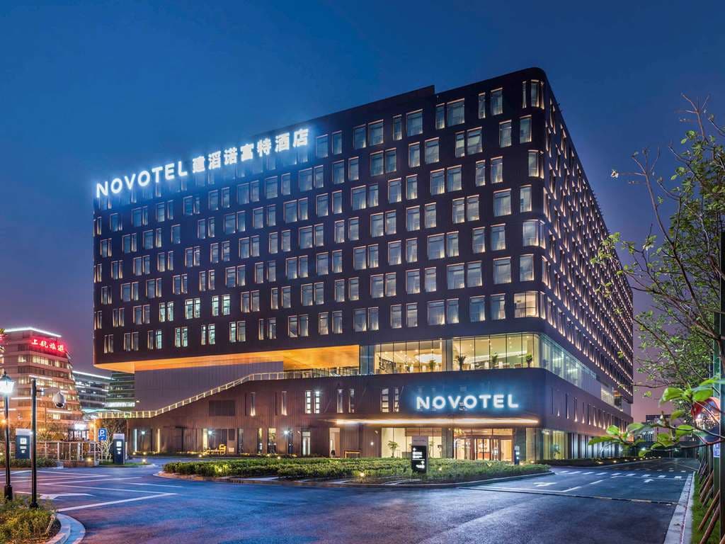 ノボテル上海虹橋の外観、モダンなビジネスホテル入口と整ったファサード