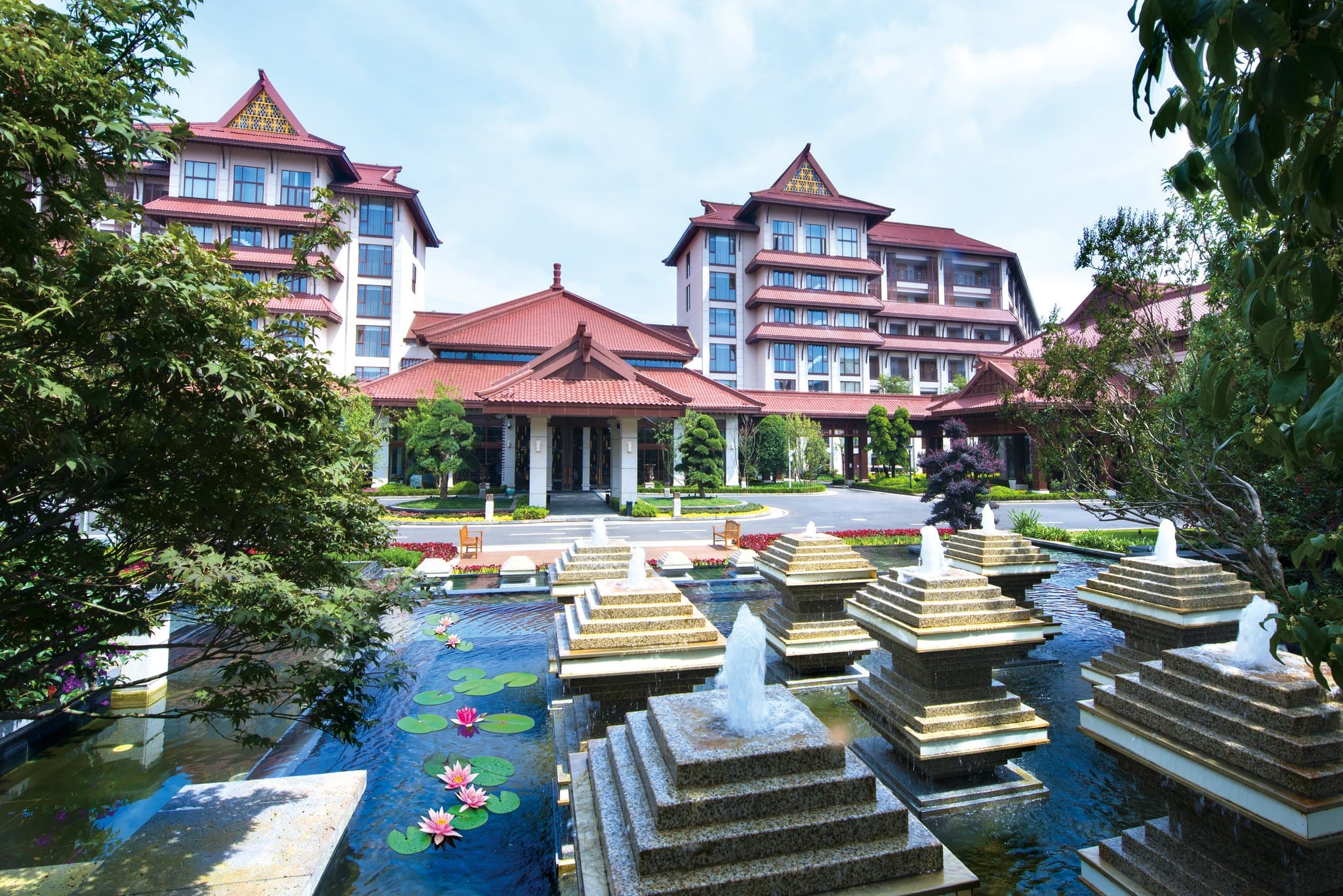 Crowne Plaza Kunming Ancient Dian exterior and modern lobby, offering a foreigner-friendly 5-star stay.