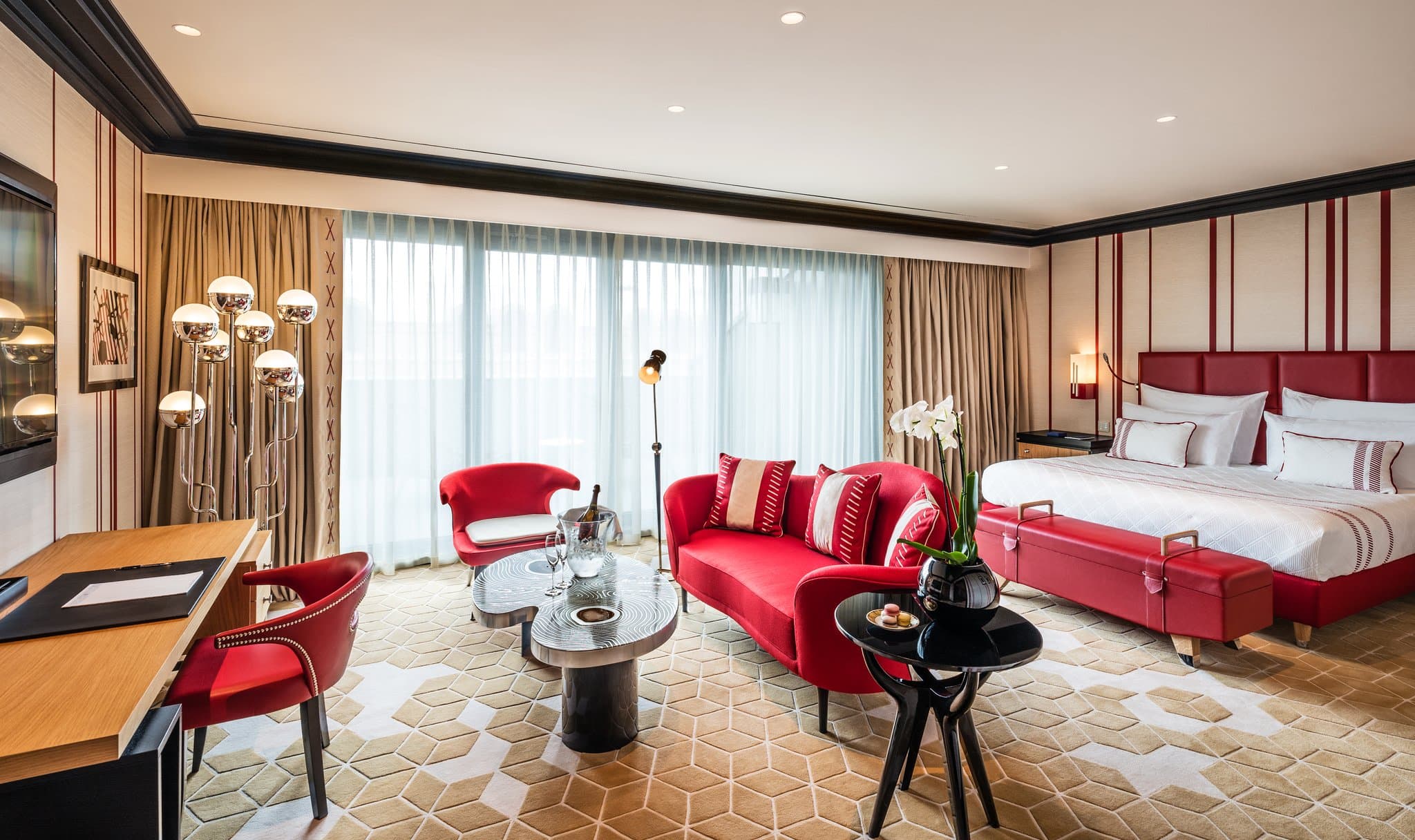 벨벳 좌석과 드라마틱한 조명이 돋보이는 Dinamo Hotel Baku의 Olympia Restaurant의 분위기 있는 아르데코 인테리어.