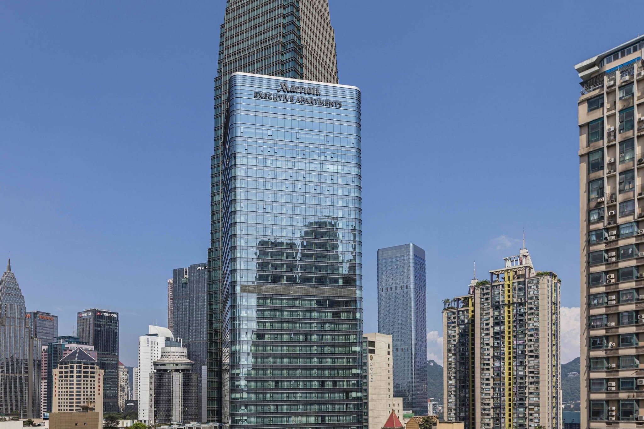 Marriott Executive Apartments Chongqingの高層外観と重慶の夜景を望む上質な滞在イメージ