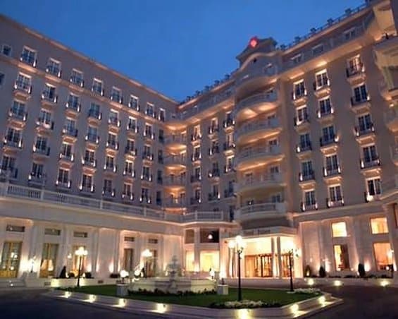 夜幕下塞萨洛尼基 Grand Hotel Palace 宏伟的新古典主义外墙与白色立柱。